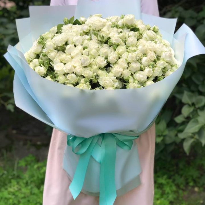 51 белая кустовая роза в Красной Поляне