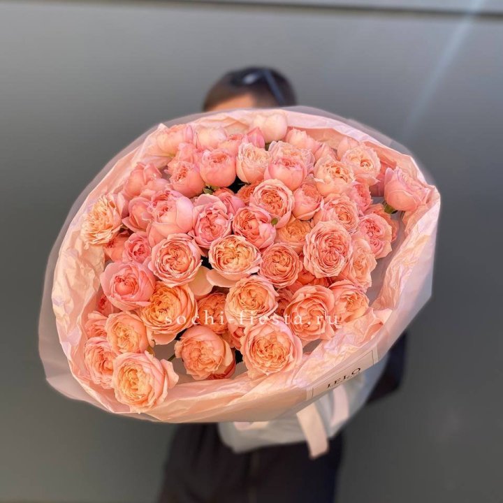 Букет из 21 пионовидной розы Джульетта в Красной Поляне