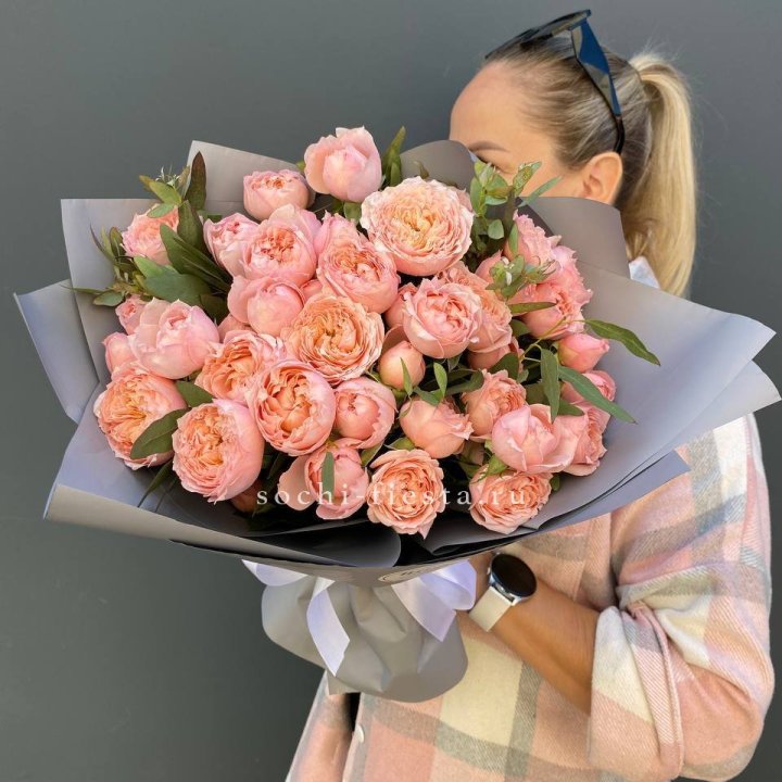 Букет с пионовидными розами "Пивайн" в Красной Поляне