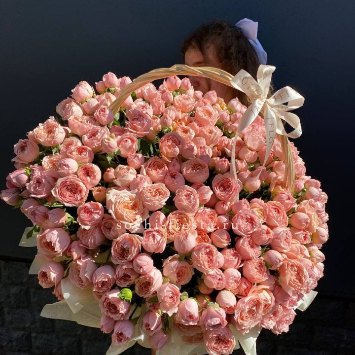 Корзина из пионовидных роз в Красной Поляне