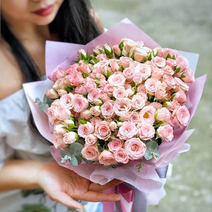 Кустовые розы с эвкалиптом в Красной Поляне