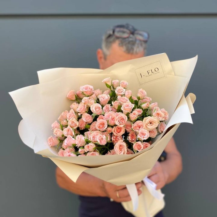 Кустовые розы Lady в Красной Поляне