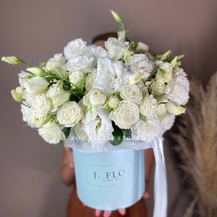 Бокс кустовых роз и эустомы  в Красной Поляне