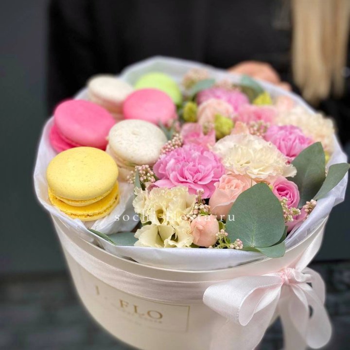 Бокс с макаронс Tenderness  с доставкой в Красной Поляне