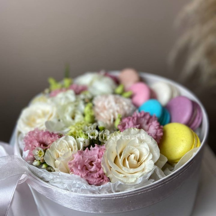 Цветы в цилиндре с макаронс Прованс в Красной Поляне