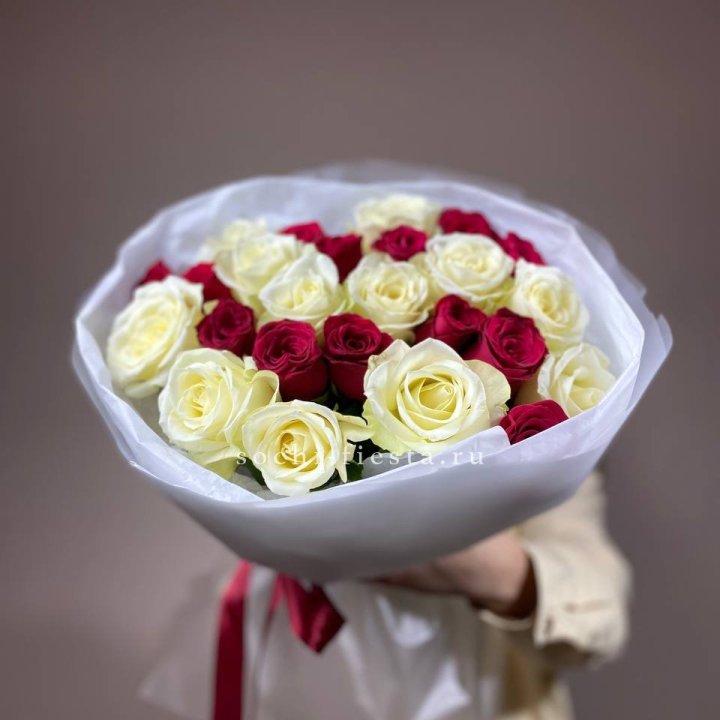 Букет их красных и белых 25 роз в Красной Поляне