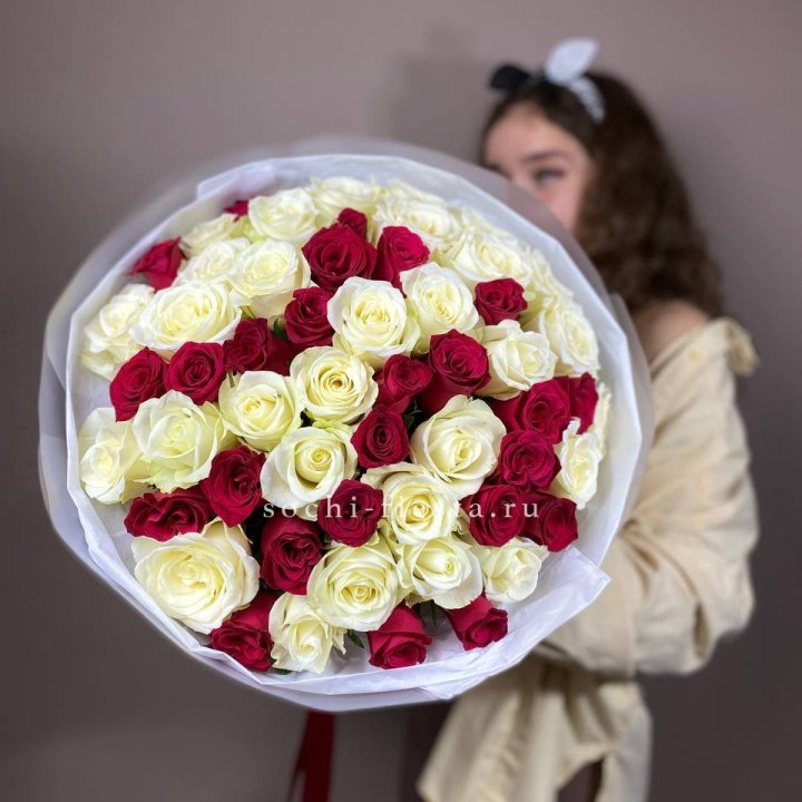 Микс из 55 роз в Красной Поляне