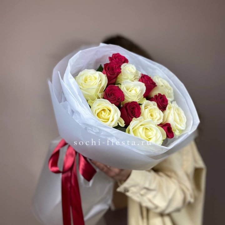 Букет из красных белых 15 роз в Красной Поляне