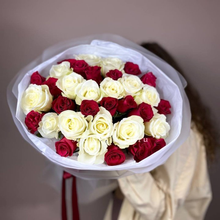 Букет из красных белых 35 роз в Красной Поляне