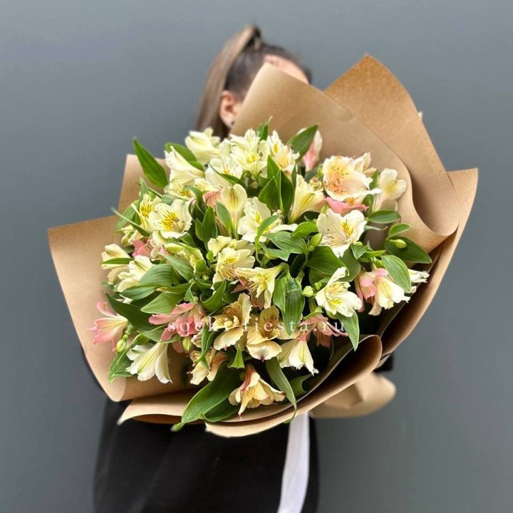 Букет альстромерий в крафте в Красной Поляне