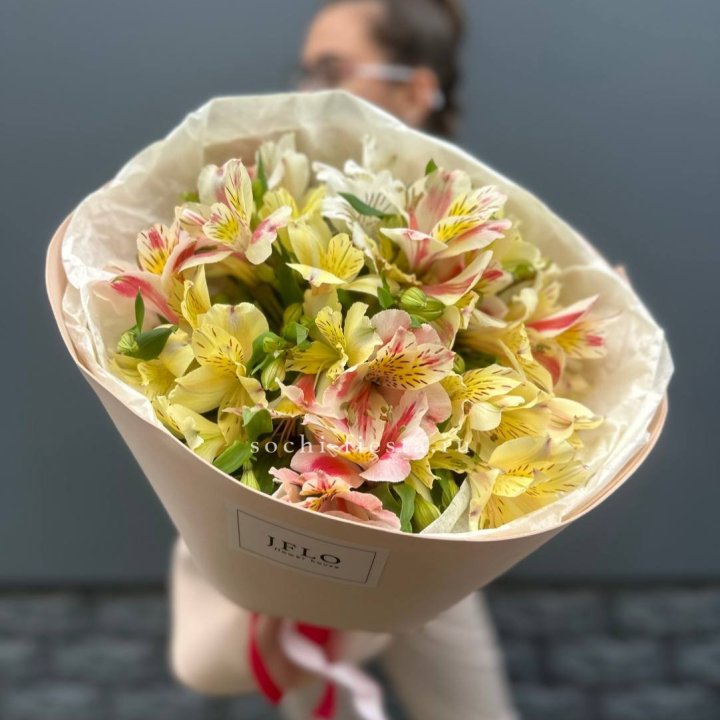 Альстромерии в нежном оформлении в Красной Поляне