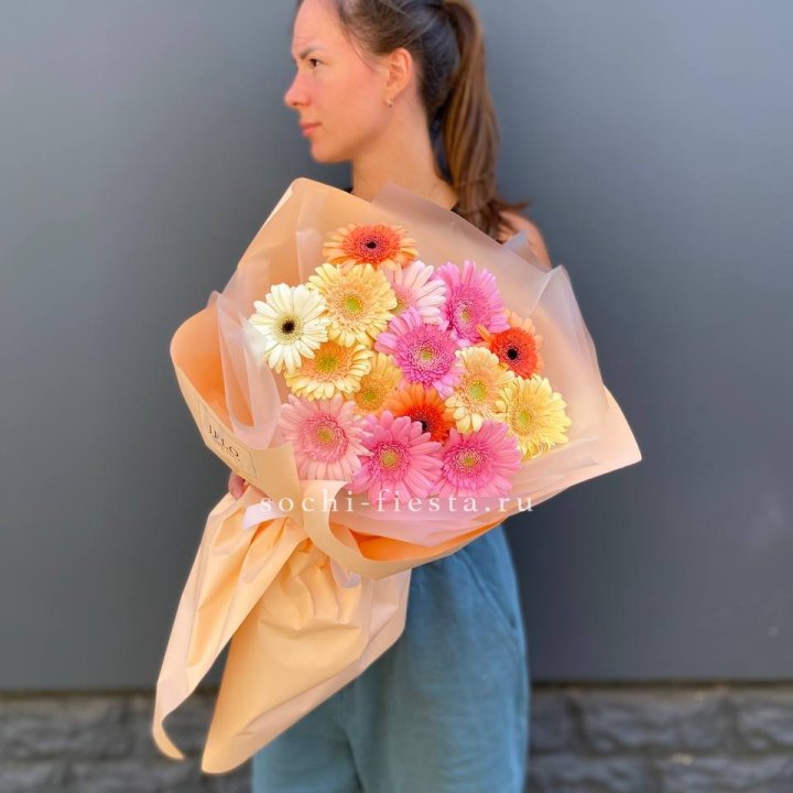 Букет разноцветных гербер в Красной Поляне