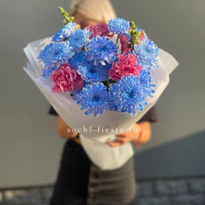 Букет сборный с хризантемой в Красной Поляне