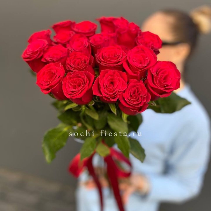 19 красных роз в Красной Поляне