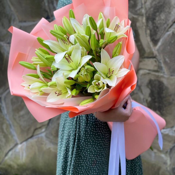 Букет из 7 белых лилий в Красной Поляне