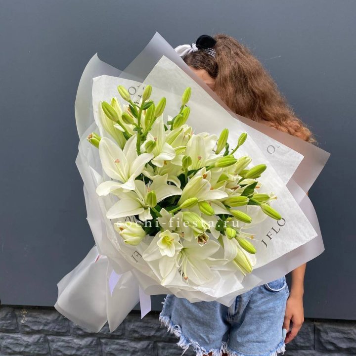 Букет  лилий "Воздушный"  с доставкой в Красной Поляне