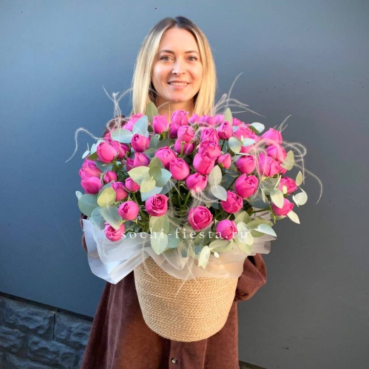 Пионовидные розы  в джутовом кашпо Maxi в Красной Поляне