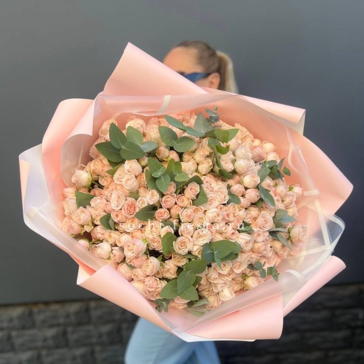 101 кустовая роза с эвкалиптом в Красной Поляне