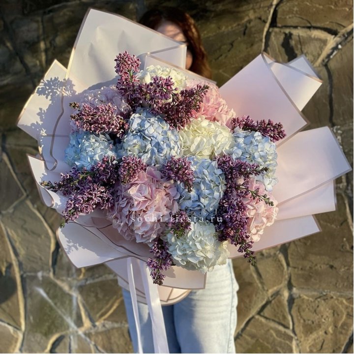 Букет гортензии с сиренью в Красной Поляне