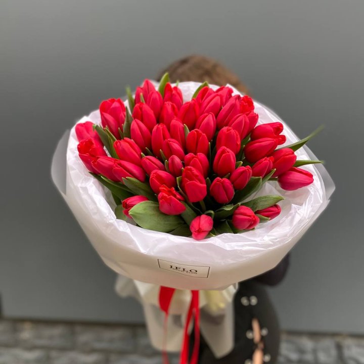 51 тюльпан "LOVE" с доставкой в Красной Поляне