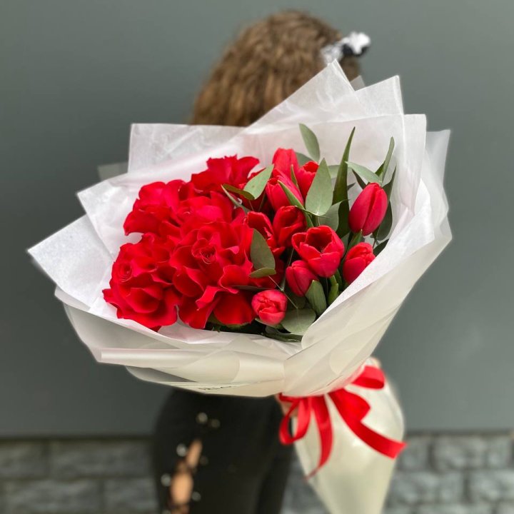 Дуо тюльпаны и розы с доставкой в Красной Поляне