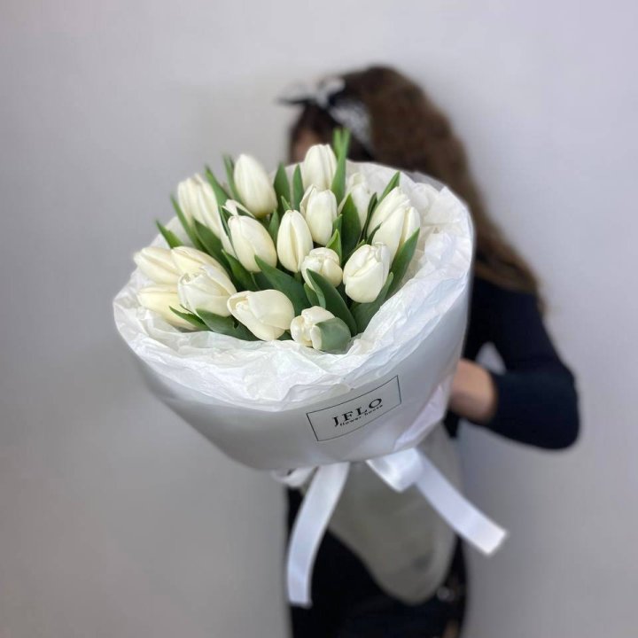  19 белых воздушных тюльпанов с доставкой в Красной Поляне