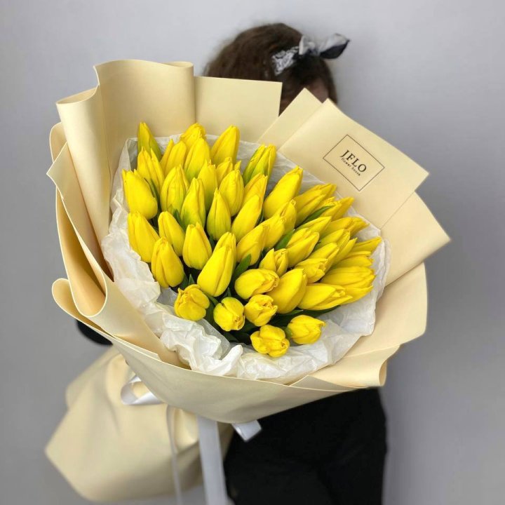 51 жёлтый тюльпан с доставкой в Красной Поляне