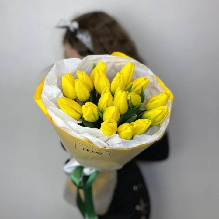  19 жёлтых тюльпанов в Красной Поляне