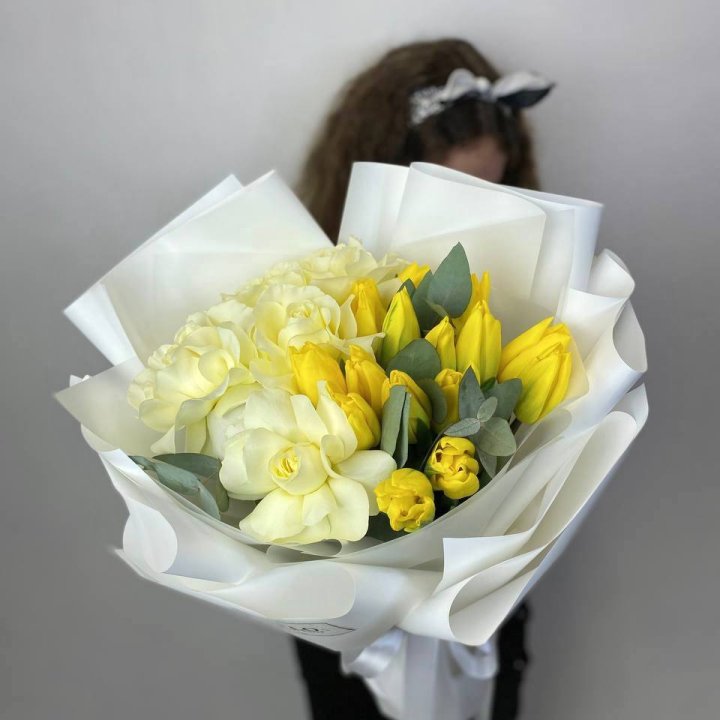 Дуо жёлтые тюльпаны и розы с доставкой в Красной Поляне
