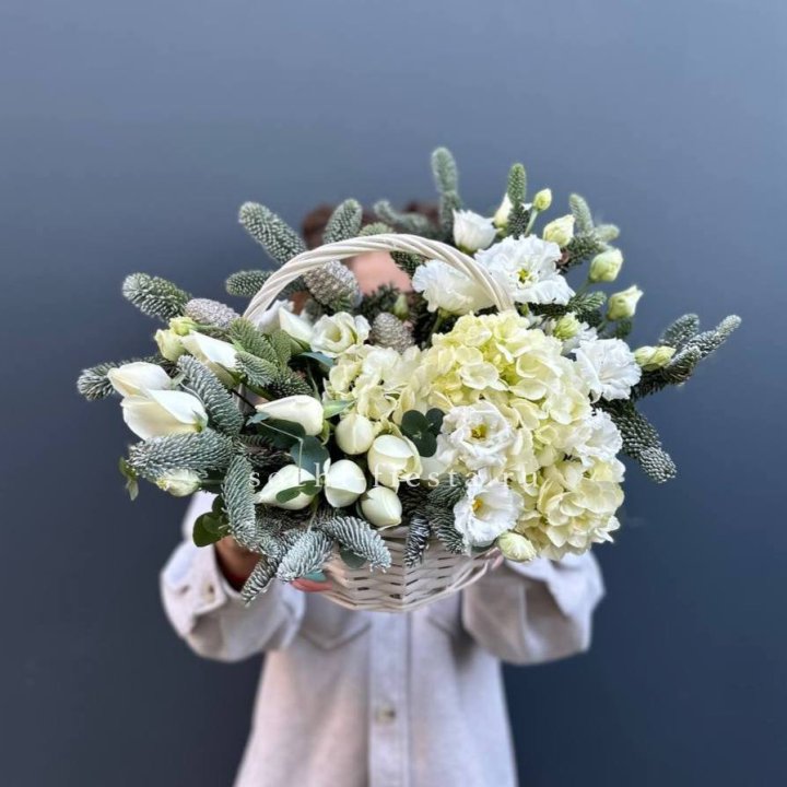 Новогодняя корзина с цветами в Красной Поляне