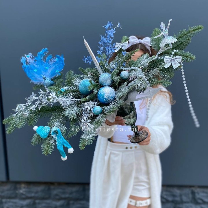 Композиция в бокале голубая в Красной Поляне