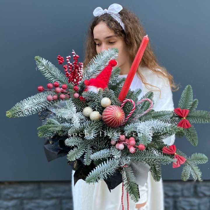 Композиция в бокале красная в Красной Поляне