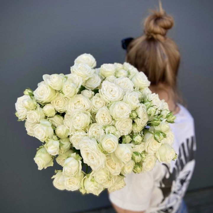 Охапка кустовых роз бомбастик  в Красной Поляне