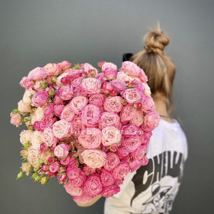 Охапка кустовых роз бомбастик пинк в Красной Поляне