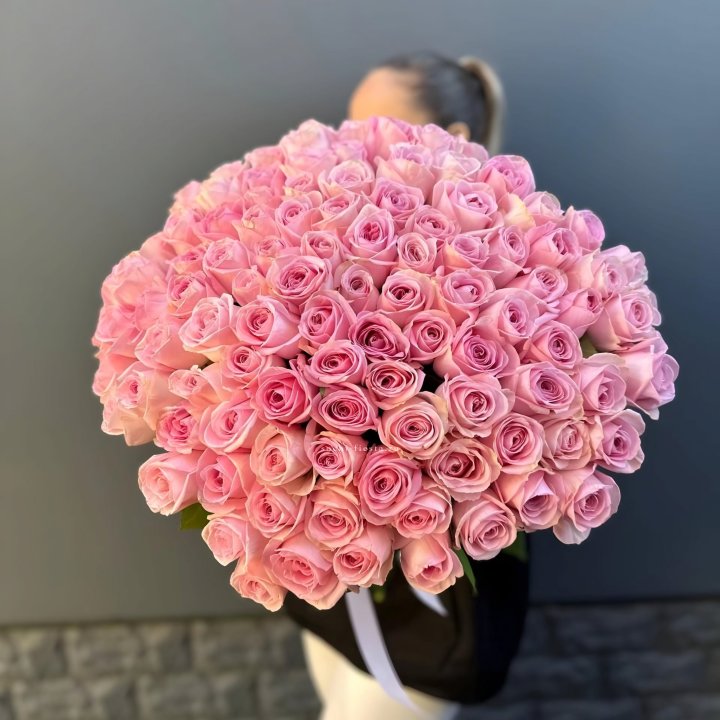 Охапка из 101 розовой розы в Красной Поляне