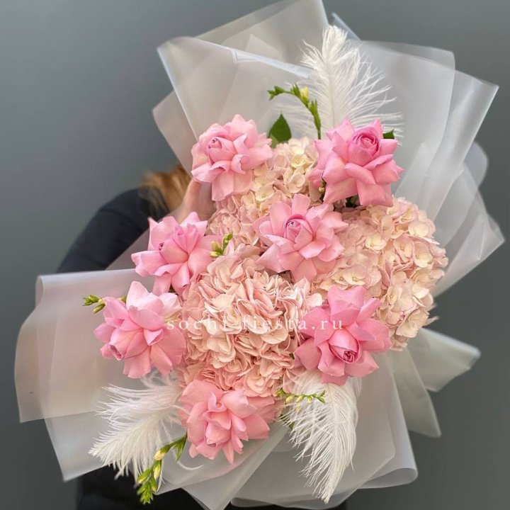  Букет  из гортензий и розовых роз в Красной Поляне