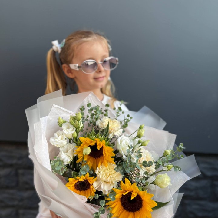  Букет  из стойких цветов с подсолнухами в Красной Поляне