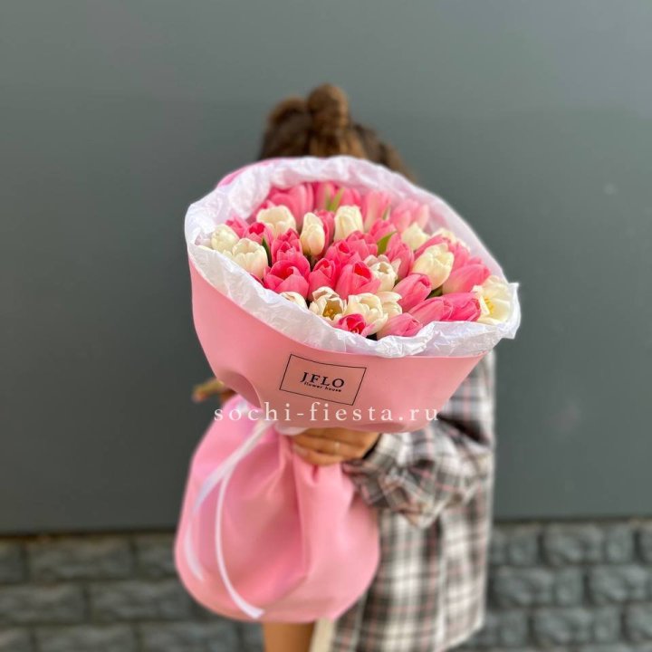 51 бело-розовый тюльпан в Красной Поляне