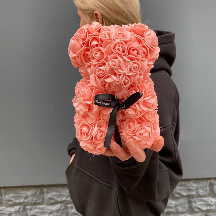 Медведь из вечных роз караловый в Красной Поляне