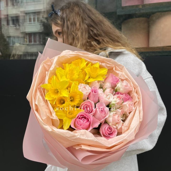 Букет роз и нарцисс в Красной Поляне