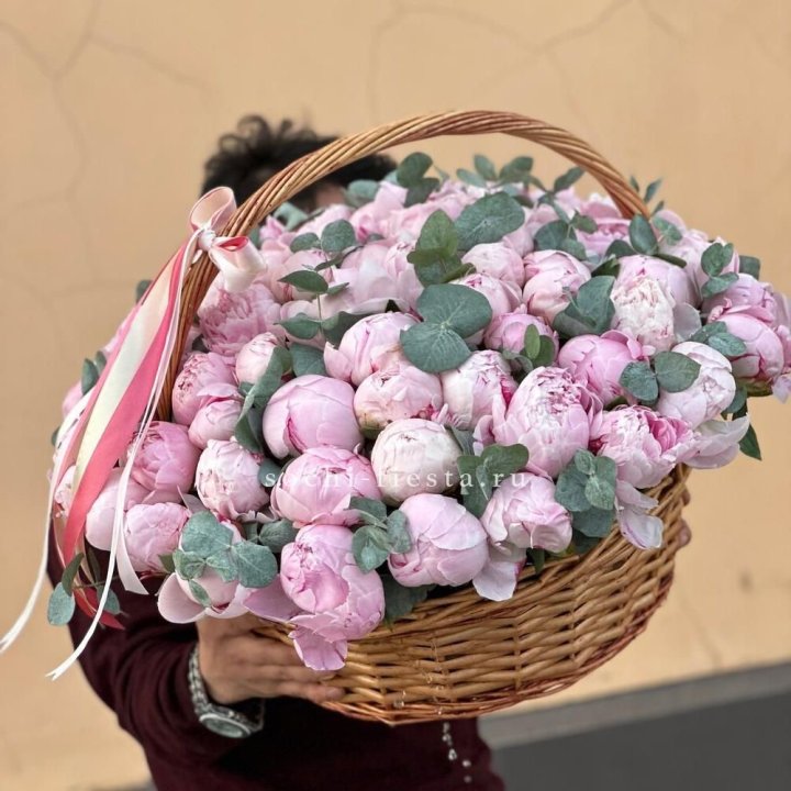 Корзина пионов "75" в Красной Поляне