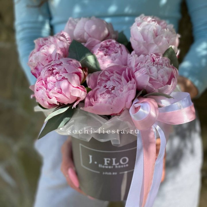 Цилиндр пионов с эвкалиптом в Красной Поляне