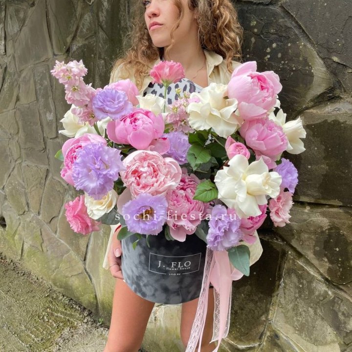 Дизайнерский цилиндр с пионами в Красной Поляне