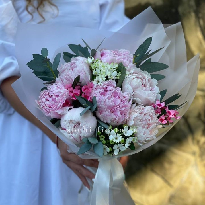 7 зефирных пионов с эвкалиптом в Красной Поляне