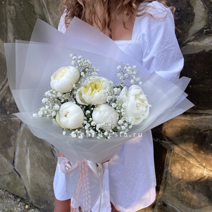 Букет белых пионов "Файв" в Красной Поляне