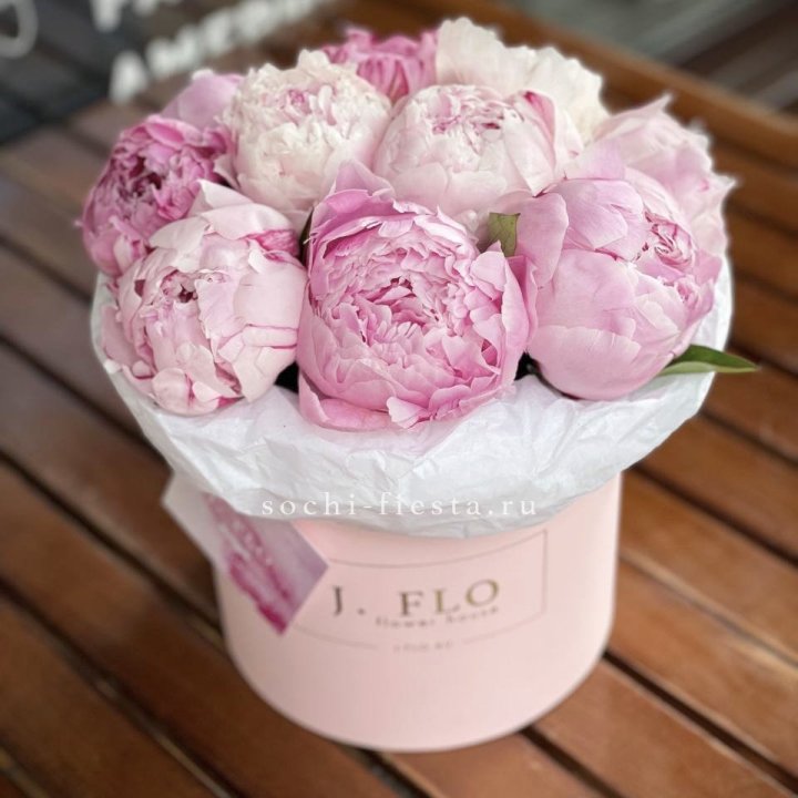 Цилиндр с пионами "Лилу" в Красной Поляне