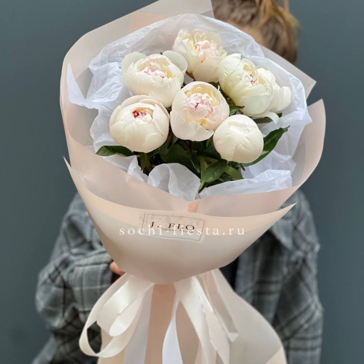 Букет белых пионов в Красной Поляне