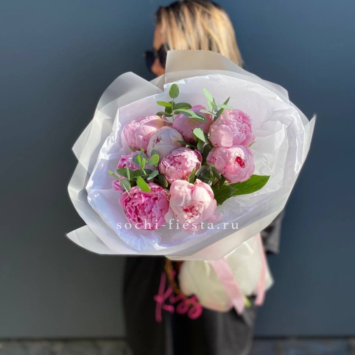 9 пионов с эвкалиптом в Красной Поляне