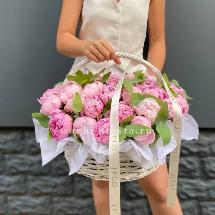 29 пионов в корзине в Красной Поляне