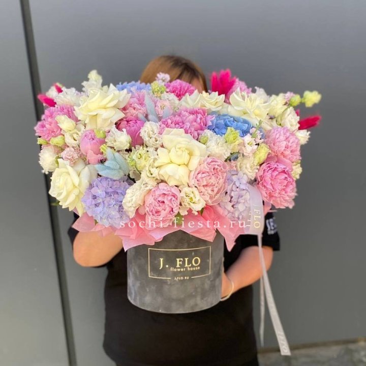 Цилиндр с пионами "Asa" в Красной Поляне